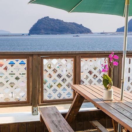 Namhae Hoho Flower Pension Exterior photo