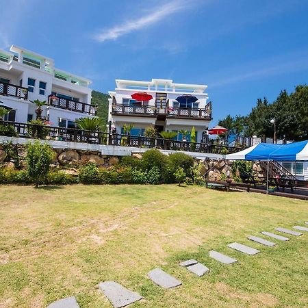 Namhae Hoho Flower Pension Exterior photo