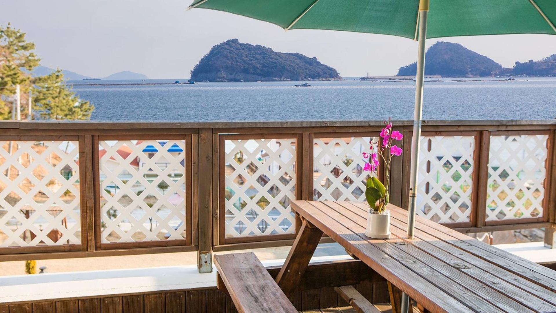 Namhae Hoho Flower Pension Exterior photo