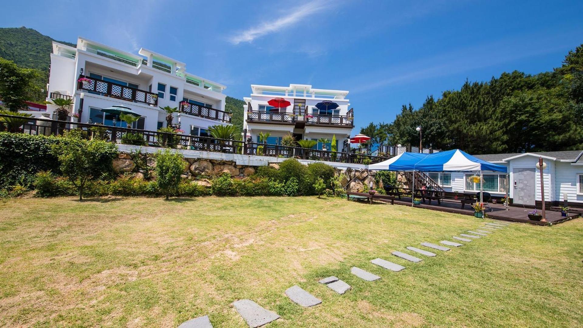 Namhae Hoho Flower Pension Exterior photo